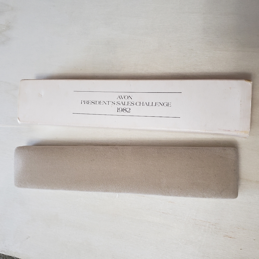 Vintage Avon watch New with box - Picture 7 of 8